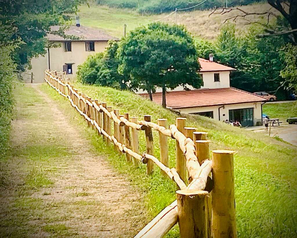 Il Rifugio Casa al Giogo visto quando si è imboccato la strada sterrata